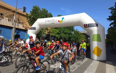 Participants en la passejada, en el moment de la sortida/ Karen Madrid