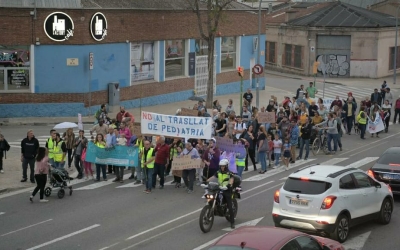 Dues-centes persones s'han manifestat contra el trasllat de la pediatria infantil al CAP Centre | Roger Benet