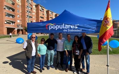 Cuca Santos i el seu equip a la carpa informativa de la plaça Espanya | Manel Camps (Cedida)