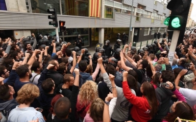 Persones concentrades davant l'Escola Nostra Llar l'1 d'Octubre del 2017 | Roger Benet