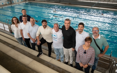 Antonio Ortiz i el seu equip, davant la piscina del centre del carrer Montcada | Roger Benet