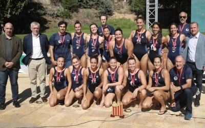La plantilla de l'Astralpool, amb el títol de campiones | @nataciocat