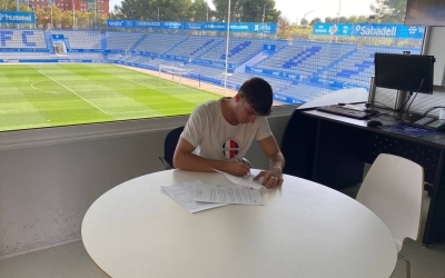 Piñol, signant el seu nou contracte a la NCA | CE Sabadell