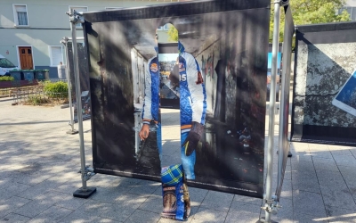 La mostra "Marcats per l'odi" ja destrossada a Sabadell | Ruido Photo