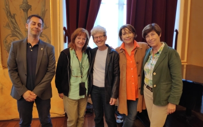 Maria Mercè Marçal i Felícia Fuster dialoguen a 'Tard, però no pas a deshora' en una única funció a tot Catalunya | Pau Duran