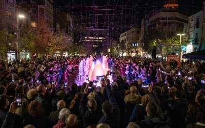 Expectació amb el joc de llums i aigua per inaugurar el passeig de la Plaça Major | Roger Benet