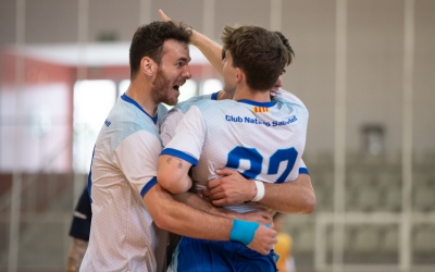 Quim Gassó, abraçat per Alejandro Bertrán i Pablo Robert, en una imatge d'arxiu | Roger Benet