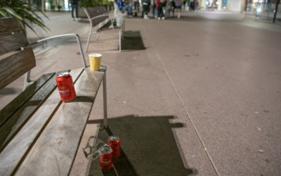 Deixalles en un banc del Passeig | Roger Benet