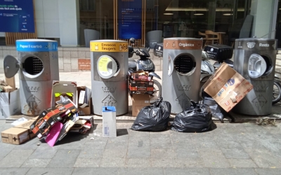 Brossa acumulada fora de les boques de la recollida pneumàtica | Cedida