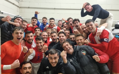 La plantilla del Can Rull RT celebrant la victòria al vestidor | @CFUCanRullRT