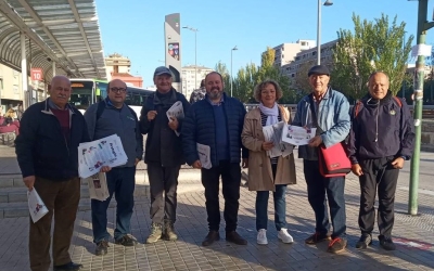L'alcaldable Joan Mena, acompanyat de la militància dels comuns | Cedida