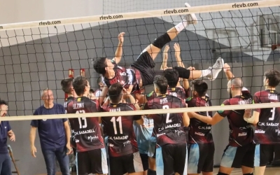 La plantilla del masculí, 'mantejant' Jan Blanco després del debut | Alfred Montori