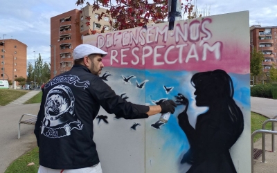 Hono, pintant la imatge corporativa de la commemoració d'aquest any/ Karen Madrid