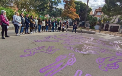 Representants municipals, a l'acte de Les Dones del Tèxtil/ Karen Madrid