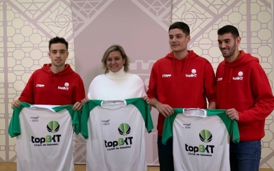 Foto de família després de la roda de premsa de presentació | Oriol Ferran