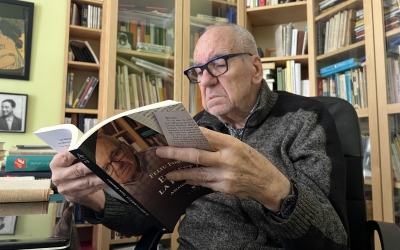 Feliu Formosa consultant el seu llibre, editat per Viena Edicions | ACN / Mar Martí