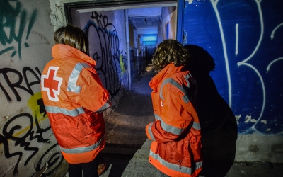 Agents de la Creu Roja en una Operació Fred/ Roger Benet