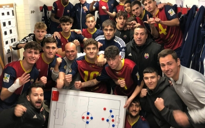 Els jugadors del Mercantil celebrant la victòria contra el Nàstic Manresa | @CEMercantil