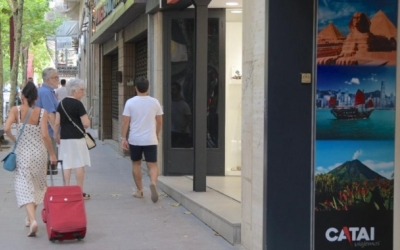 Cartell d'una agència de viatges de la Rambla | Roger Benet