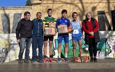 Imatge del podi masculí amb la regidora d'Esports, Laura Reyes | Pau Vituri