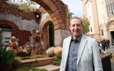 Francesc Bartolomé davant el pessebre de la ciutat al mes de novembre | Roger Benet