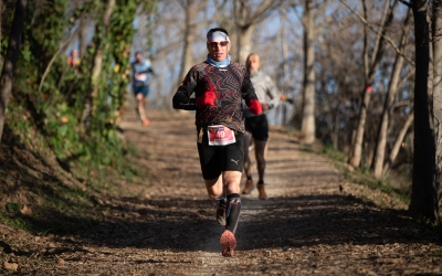 Moment en què els participants de la marató enfilaven la baixada de la Cobertera | Roger Benet