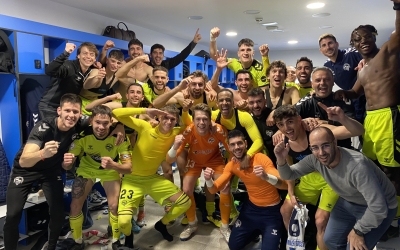 Fotografia de celebració al vestidor de l'Estadi Balear | CES