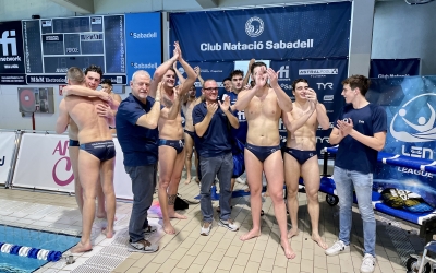 La plantilla de l'Astralpool aplaudeix el públic de la Finetwork | Pau Vituri