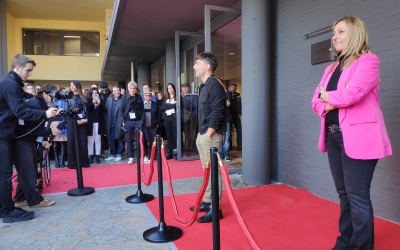 El Mago Pop i Eva Menor davant la placa que s'ha descobert a l'auditori | Pau Duran