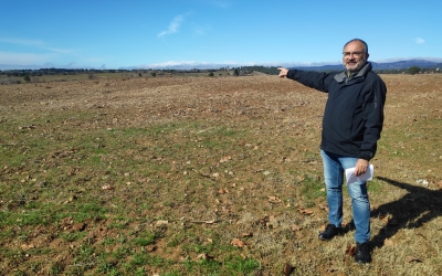 Rafael Vilches, de STOP C-58 Ronda Nord, mostra la direcció de via planejada | Pau Duran