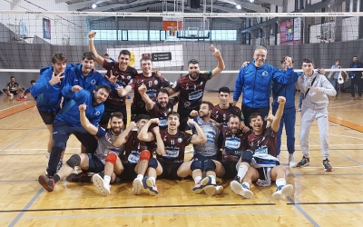 La plantilla de Roberto Pozzato, celebrant el triomf contra el líder | CNS Vòlei