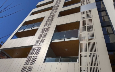 Exterior de l'habitatge d'obra pública de carretera de Barcelona/ Karen Madrid