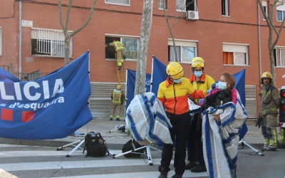 Imatge d'una veïna atesa durant el foc de Rubí | Marta Vidal (ACN)