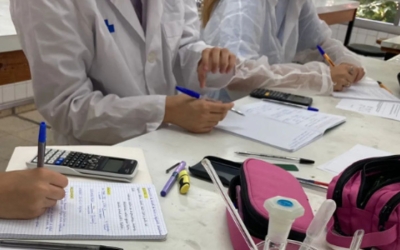 Alumnes del Pau Vila, en un laboratori/ Instagram Institut Pau Vila