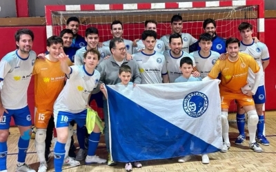 La plantilla del Club, celebrant la classificació a Ripollet | @cnsfutbolsala