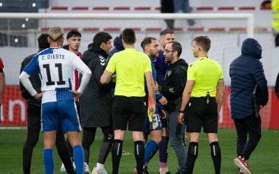 Els jugadors del Sabadell protesten després del xiulet final | Roger Benet
