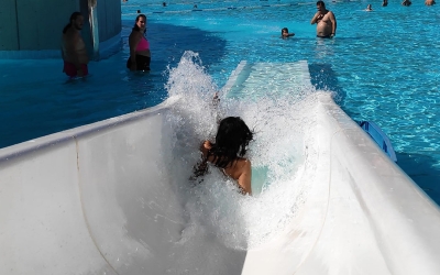 Imatge d'un banyista en un dels tobogans de la Bassa | Arxiu