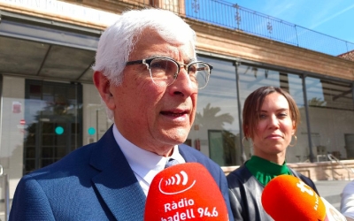 El conseller Balcells amb Marta Farrés, a l'exterior del Taulí/ Karen Madrid