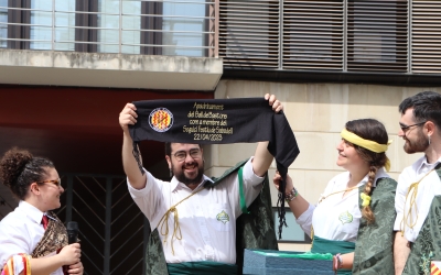 El president dels bastoners de Sabadell exhibint l'obsequi de l'agermanament | Júlia Ramon