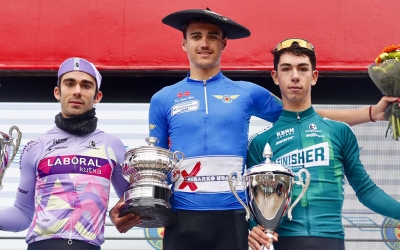 Domínguez amb la 'txapela' que l'acredita com a guanyador del Memorial Valenciaga | Finisher