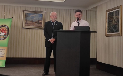 Ricard Martínez i Chus Oviedo, en el moment que se li va fer entrega d'una placa al tirador | Sergi Park