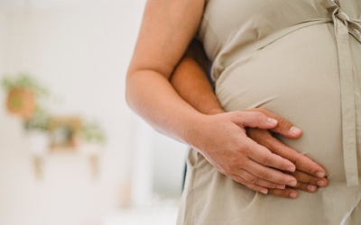 Una embarassada amb la seva parella/ Amina Filkins