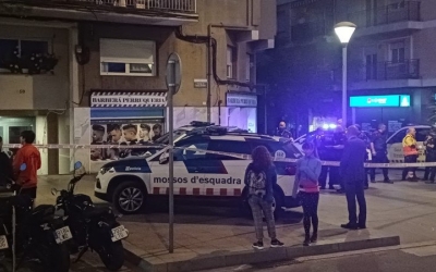 Els Mossos, en el moment de la detenció de la suposada agressora/ Cedida
