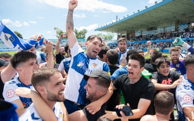 David Astals, celebrant la fita enmig de la invasió de camp | Roger Benet