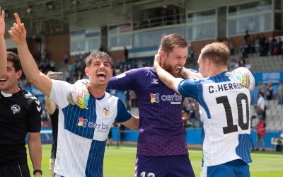 Ortolá, amb Armando i Cristian Herrera celebrant una victòria a l'estadi | Roger Benet