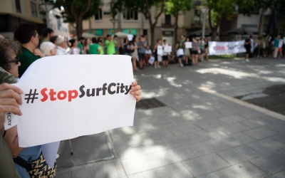 Una protesta contra el SurfCity, en un Ple del juliol passat/ Roger Benet