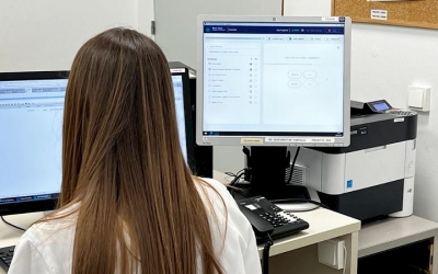 Una infermera, treballant amb el nou programari/ Cedida Taulí