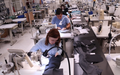 Treballadors d'una empresa tèxtil | ACN