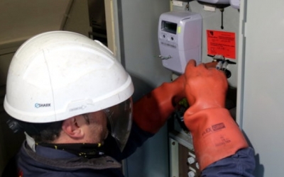 Una operària d'Endesa manipulant un comptador| ACN