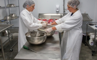 Dues dones treballant | Pexels